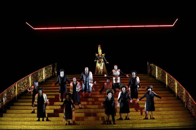 Robert Murray (hinten, als Belshazzar) und Ensemble während der Fotoprobe für Belshazzar in der Komischen Oper im Schillertheater in Berlin, 25. März 2026. Oratorium in drei Akten von Georg Friedrich Händel. Musikalische Leitung George Petrou. Inszenierung, Bühne und Kostüme Herbert Fritsch. Premiere ist am 28. März 2026. Komische Oper Berlin Belshazzar