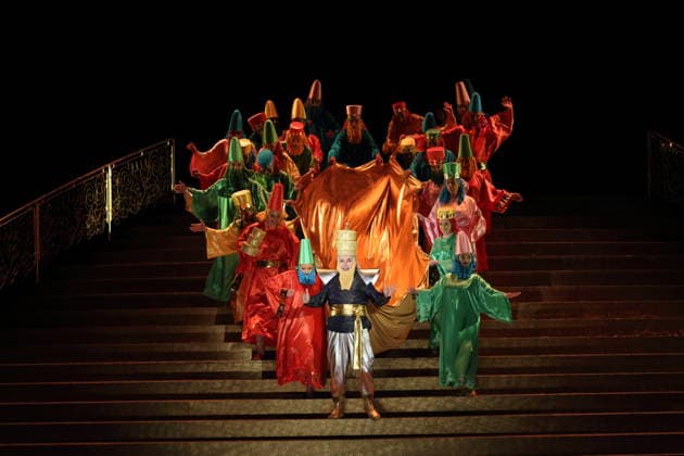 Robert Murray (als Belshazzar) und Ensemble während der Fotoprobe für Belshazzar in der Komischen Oper im Schillertheater in Berlin, 25. März 2026. Oratorium in drei Akten von Georg Friedrich Händel. Musikalische Leitung George Petrou. Inszenierung, Bühne und Kostüme Herbert Fritsch. Premiere ist am 28. März 2026. Komische Oper Berlin Belshazzar