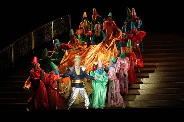 Robert Murray (als Belshazzar) und Ensemble während der Fotoprobe für Belshazzar in der Komischen Oper im Schillertheater in Berlin, 25. März 2026. Oratorium in drei Akten von Georg Friedrich Händel. Musikalische Leitung George Petrou. Inszenierung, Bühne und Kostüme Herbert Fritsch. Premiere ist am 28. März 2026. Komische Oper Berlin Belshazzar