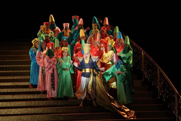 Robert Murray (als Belshazzar) und Ensemble während der Fotoprobe für Belshazzar in der Komischen Oper im Schillertheater in Berlin, 25. März 2026. Oratorium in drei Akten von Georg Friedrich Händel. Musikalische Leitung George Petrou. Inszenierung, Bühne und Kostüme Herbert Fritsch. Premiere ist am 28. März 2026. Komische Oper Berlin Belshazzar