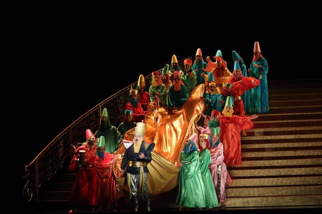 Robert Murray (als Belshazzar) und Ensemble während der Fotoprobe für Belshazzar in der Komischen Oper im Schillertheater in Berlin, 25. März 2026. Oratorium in drei Akten von Georg Friedrich Händel. Musikalische Leitung George Petrou. Inszenierung, Bühne und Kostüme Herbert Fritsch. Premiere ist am 28. März 2026. Komische Oper Berlin Belshazzar