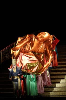 Robert Murray (als Belshazzar) und Ensemble während der Fotoprobe für Belshazzar in der Komischen Oper im Schillertheater in Berlin, 25. März 2026. Oratorium in drei Akten von Georg Friedrich Händel. Musikalische Leitung George Petrou. Inszenierung, Bühne und Kostüme Herbert Fritsch. Premiere ist am 28. März 2026. Komische Oper Berlin Belshazzar