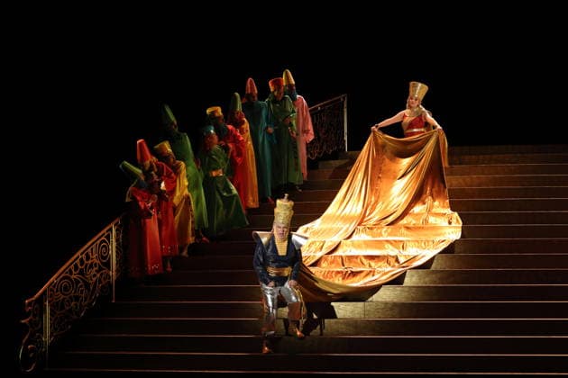 Robert Murray (als Belshazzar) und Soraya Mafi (als Nitocris) sowie Ensemble während der Fotoprobe für Belshazzar in der Komischen Oper im Schillertheater in Berlin, 25. März 2026. Oratorium in drei Akten von Georg Friedrich Händel. Musikalische Leitung George Petrou. Inszenierung, Bühne und Kostüme Herbert Fritsch. Premiere ist am 28. März 2026. Komische Oper Berlin Belshazzar