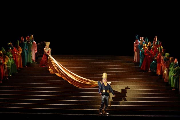 Soraya Mafi (als Nitocris) und Robert Murray (als Belshazzar) sowie Ensemble während der Fotoprobe für Belshazzar in der Komischen Oper im Schillertheater in Berlin, 25. März 2026. Oratorium in drei Akten von Georg Friedrich Händel. Musikalische Leitung George Petrou. Inszenierung, Bühne und Kostüme Herbert Fritsch. Premiere ist am 28. März 2026. Komische Oper Berlin Belshazzar