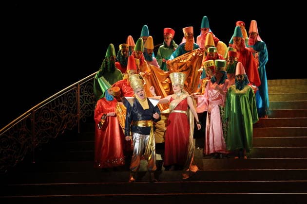 Robert Murray (als Belshazzar) und Soraya Mafi (als Nitocris) sowie Ensemble während der Fotoprobe für Belshazzar in der Komischen Oper im Schillertheater in Berlin, 25. März 2026. Oratorium in drei Akten von Georg Friedrich Händel. Musikalische Leitung George Petrou. Inszenierung, Bühne und Kostüme Herbert Fritsch. Premiere ist am 28. März 2026. Komische Oper Berlin Belshazzar