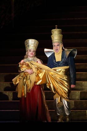 Soraya Mafi (als Nitocris) und Robert Murray (als Belshazzar) während der Fotoprobe für Belshazzar in der Komischen Oper im Schillertheater in Berlin, 25. März 2026. Oratorium in drei Akten von Georg Friedrich Händel. Musikalische Leitung George Petrou. Inszenierung, Bühne und Kostüme Herbert Fritsch. Premiere ist am 28. März 2026. Komische Oper Berlin Belshazzar