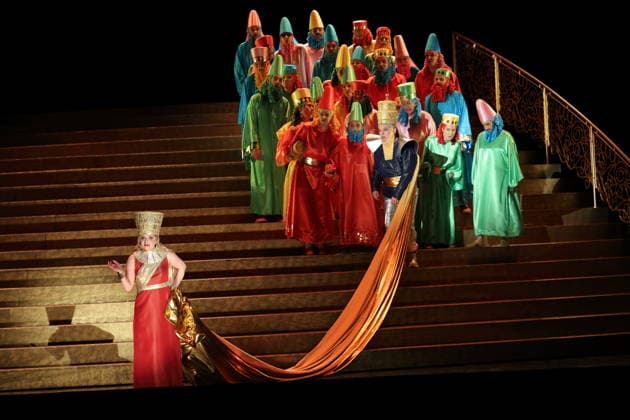 Soraya Mafi (als Nitocris) und Robert Murray (als Belshazzar) sowie Ensemble während der Fotoprobe für Belshazzar in der Komischen Oper im Schillertheater in Berlin, 25. März 2026. Oratorium in drei Akten von Georg Friedrich Händel. Musikalische Leitung George Petrou. Inszenierung, Bühne und Kostüme Herbert Fritsch. Premiere ist am 28. März 2026. Komische Oper Berlin Belshazzar