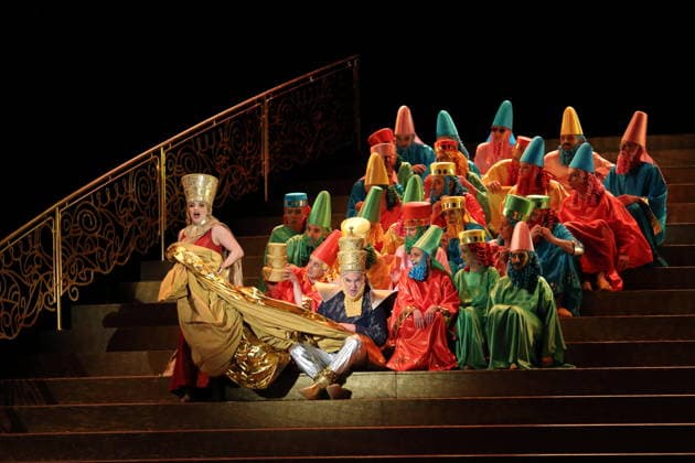Soraya Mafi (als Nitocris) und Robert Murray (als Belshazzar) sowie Ensemble während der Fotoprobe für Belshazzar in der Komischen Oper im Schillertheater in Berlin, 25. März 2026. Oratorium in drei Akten von Georg Friedrich Händel. Musikalische Leitung George Petrou. Inszenierung, Bühne und Kostüme Herbert Fritsch. Premiere ist am 28. März 2026. Komische Oper Berlin Belshazzar