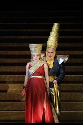Soraya Mafi (als Nitocris) und Robert Murray (als Belshazzar) während der Fotoprobe für Belshazzar in der Komischen Oper im Schillertheater in Berlin, 25. März 2026. Oratorium in drei Akten von Georg Friedrich Händel. Musikalische Leitung George Petrou. Inszenierung, Bühne und Kostüme Herbert Fritsch. Premiere ist am 28. März 2026. Komische Oper Berlin Belshazzar