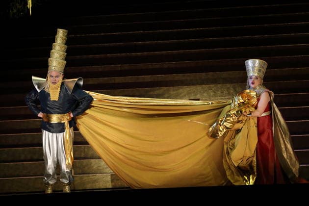 Robert Murray (als Belshazzar) und Soraya Mafi (als Nitocris) während der Fotoprobe für Belshazzar in der Komischen Oper im Schillertheater in Berlin, 25. März 2026. Oratorium in drei Akten von Georg Friedrich Händel. Musikalische Leitung George Petrou. Inszenierung, Bühne und Kostüme Herbert Fritsch. Premiere ist am 28. März 2026. Komische Oper Berlin Belshazzar