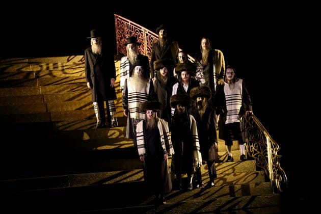Ensemble während der Fotoprobe für Belshazzar in der Komischen Oper im Schillertheater in Berlin, 25. März 2026. Oratorium in drei Akten von Georg Friedrich Händel. Musikalische Leitung George Petrou. Inszenierung, Bühne und Kostüme Herbert Fritsch. Premiere ist am 28. März 2026. Komische Oper Berlin Belshazzar