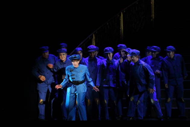 Susan Zarrabi (als Cyrus) und Ensemble während der Fotoprobe für Belshazzar in der Komischen Oper im Schillertheater in Berlin, 25. März 2026. Oratorium in drei Akten von Georg Friedrich Händel. Musikalische Leitung George Petrou. Inszenierung, Bühne und Kostüme Herbert Fritsch. Premiere ist am 28. März 2026. Komische Oper Berlin Belshazzar