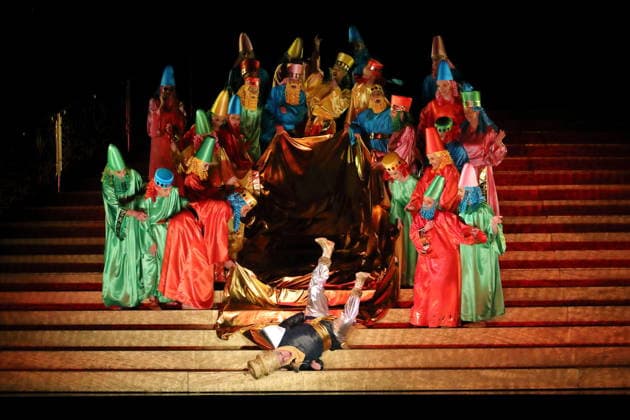 Robert Murray (als Belshazzar) und Ensemble während der Fotoprobe für Belshazzar in der Komischen Oper im Schillertheater in Berlin, 25. März 2026. Oratorium in drei Akten von Georg Friedrich Händel. Musikalische Leitung George Petrou. Inszenierung, Bühne und Kostüme Herbert Fritsch. Premiere ist am 28. März 2026. Komische Oper Berlin Belshazzar
