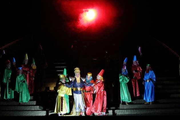 Robert Murray (vorn mittig, als Belshazzar) und Ensemble während der Fotoprobe für Belshazzar in der Komischen Oper im Schillertheater in Berlin, 25. März 2026. Oratorium in drei Akten von Georg Friedrich Händel. Musikalische Leitung George Petrou. Inszenierung, Bühne und Kostüme Herbert Fritsch. Premiere ist am 28. März 2026. Komische Oper Berlin Belshazzar