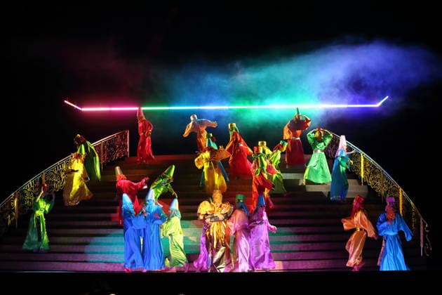 Robert Murray (vorn mittig, als Belshazzar) und Ensemble während der Fotoprobe für Belshazzar in der Komischen Oper im Schillertheater in Berlin, 25. März 2026. Oratorium in drei Akten von Georg Friedrich Händel. Musikalische Leitung George Petrou. Inszenierung, Bühne und Kostüme Herbert Fritsch. Premiere ist am 28. März 2026. Komische Oper Berlin Belshazzar