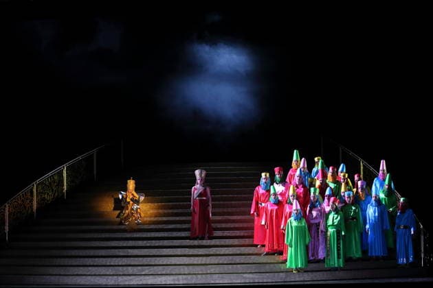 Robert Murray (als Belshazzar) und Soraya Mafi (als Nitocris) sowie Ensemble während der Fotoprobe für Belshazzar in der Komischen Oper im Schillertheater in Berlin, 25. März 2026. Oratorium in drei Akten von Georg Friedrich Händel. Musikalische Leitung George Petrou. Inszenierung, Bühne und Kostüme Herbert Fritsch. Premiere ist am 28. März 2026. Komische Oper Berlin Belshazzar