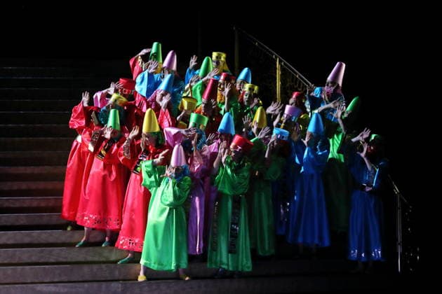 Ensemble während der Fotoprobe für Belshazzar in der Komischen Oper im Schillertheater in Berlin, 25. März 2026. Oratorium in drei Akten von Georg Friedrich Händel. Musikalische Leitung George Petrou. Inszenierung, Bühne und Kostüme Herbert Fritsch. Premiere ist am 28. März 2026. Komische Oper Berlin Belshazzar
