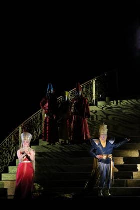 Soraya Mafi (als Nitocris) und Robert Murray (als Belshazzar) sowie Ensemble während der Fotoprobe für Belshazzar in der Komischen Oper im Schillertheater in Berlin, 25. März 2026. Oratorium in drei Akten von Georg Friedrich Händel. Musikalische Leitung George Petrou. Inszenierung, Bühne und Kostüme Herbert Fritsch. Premiere ist am 28. März 2026. Komische Oper Berlin Belshazzar