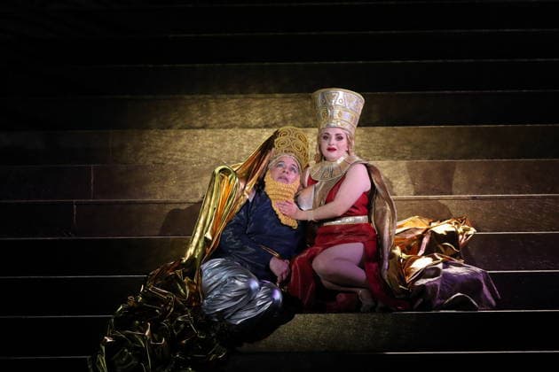 Robert Murray (als Belshazzar) und Soraya Mafi (als Nitocris) während der Fotoprobe für Belshazzar in der Komischen Oper im Schillertheater in Berlin, 25. März 2026. Oratorium in drei Akten von Georg Friedrich Händel. Musikalische Leitung George Petrou. Inszenierung, Bühne und Kostüme Herbert Fritsch. Premiere ist am 28. März 2026. Komische Oper Berlin Belshazzar