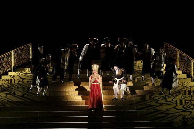 Soraya Mafi (als Nitocris) und Ray Chenez (als Daniel) sowie Ensemble während der Fotoprobe für Belshazzar in der Komischen Oper im Schillertheater in Berlin, 25. März 2026. Oratorium in drei Akten von Georg Friedrich Händel. Musikalische Leitung George Petrou. Inszenierung, Bühne und Kostüme Herbert Fritsch. Premiere ist am 28. März 2026. Komische Oper Berlin Belshazzar