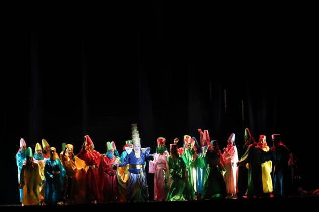 Robert Murray (mittig, als Belshazzar) und Ensemble während der Fotoprobe für Belshazzar in der Komischen Oper im Schillertheater in Berlin, 25. März 2026. Oratorium in drei Akten von Georg Friedrich Händel. Musikalische Leitung George Petrou. Inszenierung, Bühne und Kostüme Herbert Fritsch. Premiere ist am 28. März 2026. Komische Oper Berlin Belshazzar