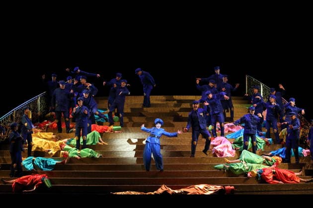 Susan Zarrabi (als Cyrus) und Ensemble während der Fotoprobe für Belshazzar in der Komischen Oper im Schillertheater in Berlin, 25. März 2026. Oratorium in drei Akten von Georg Friedrich Händel. Musikalische Leitung George Petrou. Inszenierung, Bühne und Kostüme Herbert Fritsch. Premiere ist am 28. März 2026. Komische Oper Berlin Belshazzar