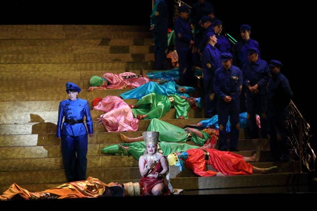 Susan Zarrabi (als Cyrus), Robert Murray (liegend, als Belshazzar) und Soraya Mafi (als Nitocris), v.l., sowie Ensemble während der Fotoprobe für Belshazzar in der Komischen Oper im Schillertheater in Berlin, 25. März 2026. Oratorium in drei Akten von Georg Friedrich Händel. Musikalische Leitung George Petrou. Inszenierung, Bühne und Kostüme Herbert Fritsch. Premiere ist am 28. März 2026. Komische Oper Berlin Belshazzar