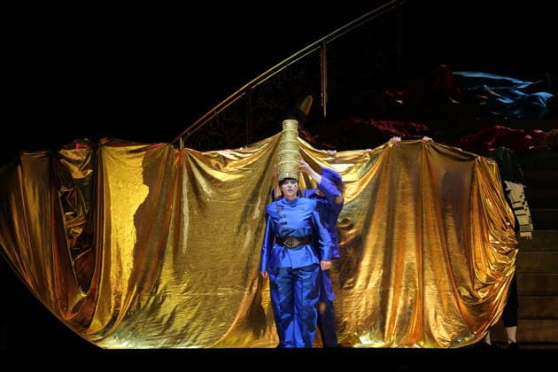 Susan Zarrabi (als Cyrus) und Ensemble während der Fotoprobe für Belshazzar in der Komischen Oper im Schillertheater in Berlin, 25. März 2026. Oratorium in drei Akten von Georg Friedrich Händel. Musikalische Leitung George Petrou. Inszenierung, Bühne und Kostüme Herbert Fritsch. Premiere ist am 28. März 2026. Komische Oper Berlin Belshazzar