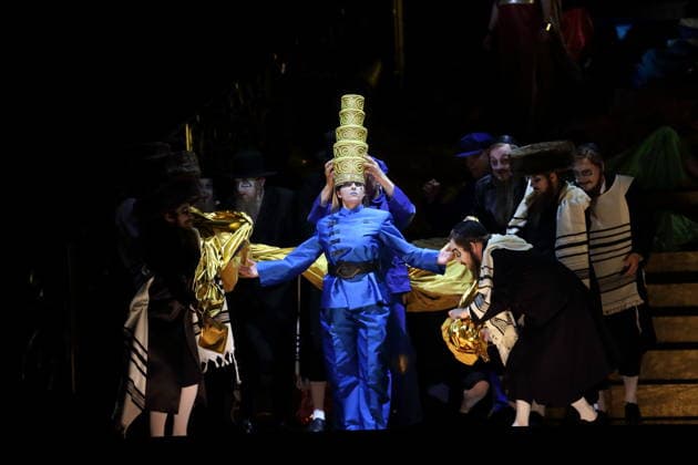 Susan Zarrabi (als Cyrus) und Ensemble während der Fotoprobe für Belshazzar in der Komischen Oper im Schillertheater in Berlin, 25. März 2026. Oratorium in drei Akten von Georg Friedrich Händel. Musikalische Leitung George Petrou. Inszenierung, Bühne und Kostüme Herbert Fritsch. Premiere ist am 28. März 2026. Komische Oper Berlin Belshazzar