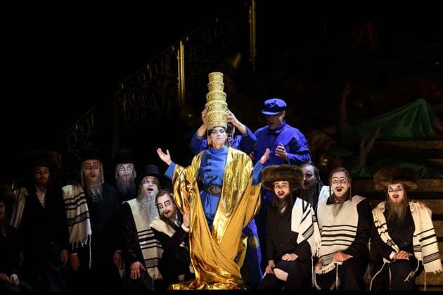 Susan Zarrabi (als Cyrus) und Ensemble während der Fotoprobe für Belshazzar in der Komischen Oper im Schillertheater in Berlin, 25. März 2026. Oratorium in drei Akten von Georg Friedrich Händel. Musikalische Leitung George Petrou. Inszenierung, Bühne und Kostüme Herbert Fritsch. Premiere ist am 28. März 2026. Komische Oper Berlin Belshazzar