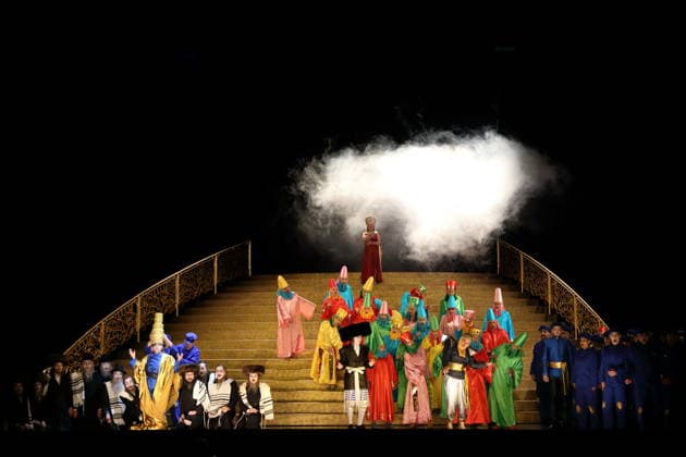 Ensemble während der Fotoprobe für Belshazzar in der Komischen Oper im Schillertheater in Berlin, 25. März 2026. Oratorium in drei Akten von Georg Friedrich Händel. Musikalische Leitung George Petrou. Inszenierung, Bühne und Kostüme Herbert Fritsch. Premiere ist am 28. März 2026. Komische Oper Berlin Belshazzar