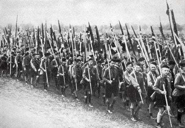 Treffen der Hitlerjugend am 3.7.1933 in Breslau, Jugendliche marschieren mit Fahnen, Deutschland, Illustration, Reproduktion von einer Vorlage aus dem 19. Jahrhundert. Authentisch, Datei restauriert für optimale Verwendung, genaues Datum der Vorlage unbekannt, Historisch