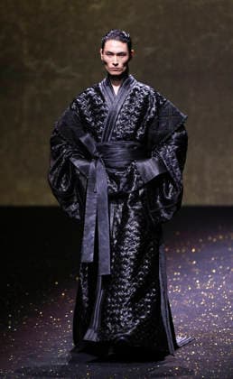 (260326) -- SHANGHAI, March 26, 2026 -- A model presents a creation of HEMU during the 2026 Autumn Winter Shanghai Fashion Week in east China s Shanghai, March 26, 2026. ) CHINA-SHANGHAI-FASHION WEEK-HEMU (CN) ChenxHaoming 
