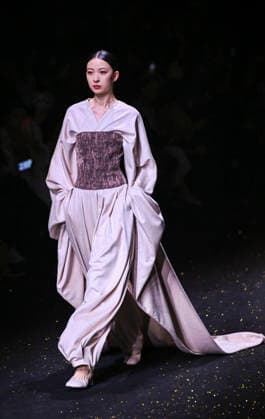 (260326) -- SHANGHAI, March 26, 2026 -- A model presents a creation of HEMU during the 2026 Autumn Winter Shanghai Fashion Week in east China s Shanghai, March 26, 2026. ) CHINA-SHANGHAI-FASHION WEEK-HEMU (CN) ChenxHaoming 