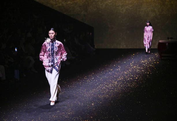 (260326) -- SHANGHAI, March 26, 2026 -- A model presents a creation of HEMU during the 2026 Autumn Winter Shanghai Fashion Week in east China s Shanghai, March 26, 2026. ) CHINA-SHANGHAI-FASHION WEEK-HEMU (CN) ChenxHaoming 