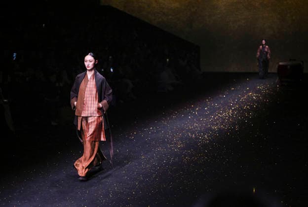 (260326) -- SHANGHAI, March 26, 2026 -- A model presents a creation of HEMU during the 2026 Autumn Winter Shanghai Fashion Week in east China s Shanghai, March 26, 2026. ) CHINA-SHANGHAI-FASHION WEEK-HEMU (CN) ChenxHaoming 