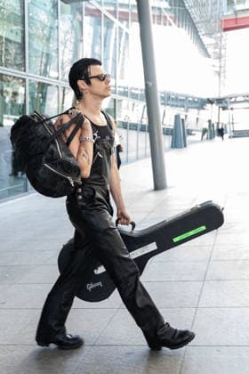 Yungblud Lands At Heathrow Airport - London Yungblud lands at Heathrow Airport in London. London, United Kingdom, March 26, 2026. Photo by Cristina Massei IPA ABACA ABACAPRESS.COM London United Kingdom  Copyright: xIPA ABACAx