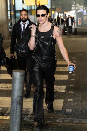 Yungblud Lands At Heathrow Airport - London Yungblud lands at Heathrow Airport in London. London, United Kingdom, March 26, 2026. Photo by Cristina Massei IPA ABACA ABACAPRESS.COM London United Kingdom  Copyright: xIPA ABACAx