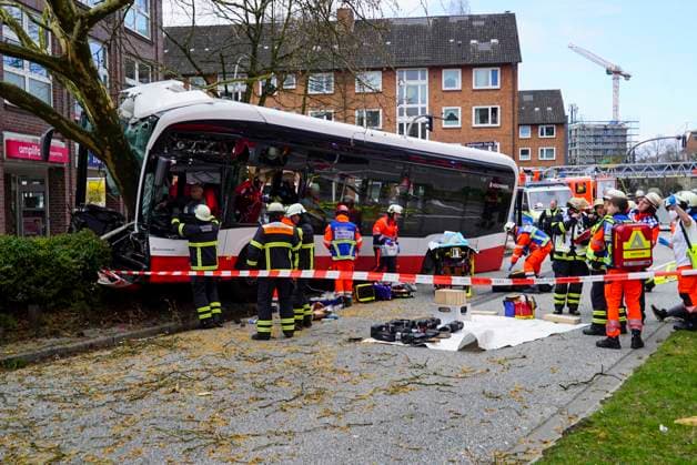 News Bilder des Tages CNTV BUSUNFALL- Schwerer Busunfall ein HVV Linienbus kracht gegen Baum Die Feuerwehr ist mit einem Grossaufgebot vor Ort RTW Unfalldiest erste Hilfe der verletzen Donnerstag 26.03.2026 Hammburg in der Drosselstrasse ist ein Lineinbus von der Strasse abgekommen und gegen einen großen Baum gefahren.Dabei wurde der Busfahrer eingeklemmt und es gab zahlreiche verletzte Persohnen Hamburg Deutschland *** CNTV BUS ACCIDENT Serious bus accident an HVV bus crashes into a tree The fire department is on site with a large contingent RTW Unfalldiest first aid of the injured Thursday 26 03 2026 Hammburg in the Drosselstrasse a Lineinbus came off the road and drove against a large tree The bus driver was trapped and there were numerous injured people H