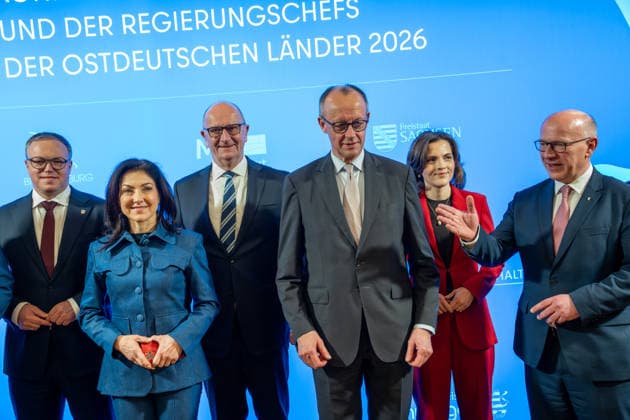 News Bilder des Tages Mario Voigt MP Thüringen, Katherina Reiche, Bundeswirtschaftsministerin, Dietmar Woidke, MP Brandenburg, Friedrich Merz, Bundeskanzler, Elisabeth Kaiser, Ostbeauftragte der Bundesregierung, Kai Wegner, Regierender Bürgermeister Berlin (von links);56. Regionalkonferenz der Regierungschefin und der Regierungschefs der ostdeutschen Länder Ministerpräsidentenkonferenz Ost MPK Ost im Berliner Roten Rathaus, Berlin Berlin Deutschland Rotes Rathaus *** Mario Voigt MP Thuringia, Katherina Reiche, Federal Minister of Economics, Dietmar Woidke, MP Brandenburg, Friedrich Merz, Federal Chancellor, Elisabeth Kaiser, Federal Government Commissioner for Eastern Germany, Kai Wegner, Governing Mayor of Berlin from left 56 Regional conference of