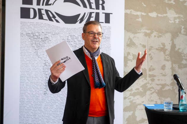 Theater der Welt 20260326 - Chemnitz: Die Festivalintenden Dr. Christoph Dittrich (im Foto) und Stefan Schmidtke stellten das Programm der 17. Ausgabe des Festivals Theater der Welt vor, das vom 18. Juni bis zum 5. Juli in Chemnitz stattfindet. Das von neun internationalen Kurator:innen entwickelte Programm umfasst über 30 Produktionen aus allen Kontinenten. Der Spinnbau wird eine der vor vorrangigen Spielstätten des Festivals sein.