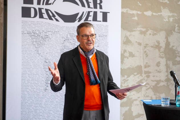 Theater der Welt 20260326 - Chemnitz: Die Festivalintenden Dr. Christoph Dittrich (im Foto) und Stefan Schmidtke stellten das Programm der 17. Ausgabe des Festivals Theater der Welt vor, das vom 18. Juni bis zum 5. Juli in Chemnitz stattfindet. Das von neun internationalen Kurator:innen entwickelte Programm umfasst über 30 Produktionen aus allen Kontinenten. Der Spinnbau wird eine der vor vorrangigen Spielstätten des Festivals sein.