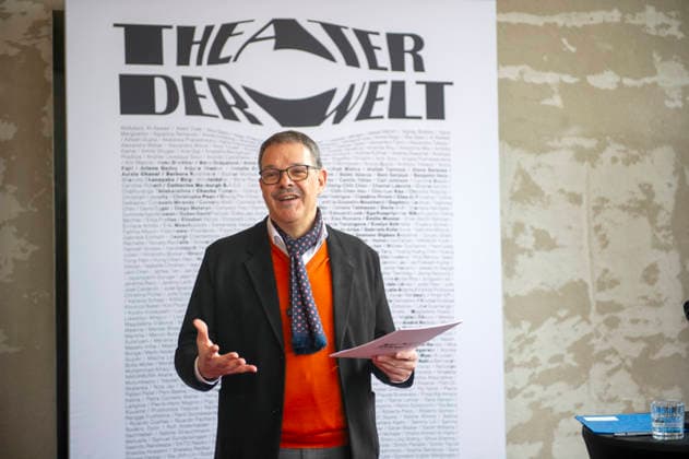 Theater der Welt 20260326 - Chemnitz: Die Festivalintenden Dr. Christoph Dittrich (im Foto) und Stefan Schmidtke stellten das Programm der 17. Ausgabe des Festivals Theater der Welt vor, das vom 18. Juni bis zum 5. Juli in Chemnitz stattfindet. Das von neun internationalen Kurator:innen entwickelte Programm umfasst über 30 Produktionen aus allen Kontinenten. Der Spinnbau wird eine der vor vorrangigen Spielstätten des Festivals sein.