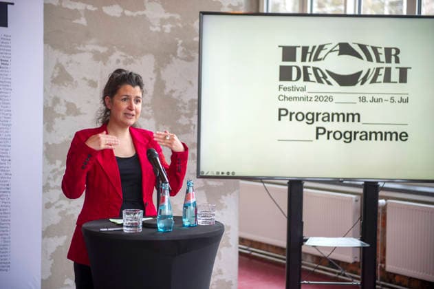 Theater der Welt 20260326 - Chemnitz: Die Festivalintenden Dr. Christoph Dittrich und Stefan Schmidtke stellten das Programm der 17. Ausgabe des Festivals Theater der Welt vor, das vom 18. Juni bis zum 5. Juli in Chemnitz stattfindet. Das von neun internationalen Kurator:innen entwickelte Programm umfasst über 30 Produktionen aus allen Kontinenten. Der Spinnbau wird eine der vor vorrangigen Spielstätten des Festivals sein. Im