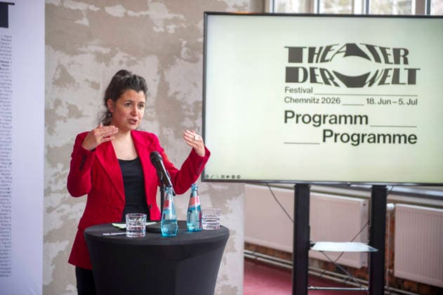 Theater der Welt 20260326 - Chemnitz: Die Festivalintenden Dr. Christoph Dittrich und Stefan Schmidtke stellten das Programm der 17. Ausgabe des Festivals Theater der Welt vor, das vom 18. Juni bis zum 5. Juli in Chemnitz stattfindet. Das von neun internationalen Kurator:innen entwickelte Programm umfasst über 30 Produktionen aus allen Kontinenten. Der Spinnbau wird eine der vor vorrangigen Spielstätten des Festivals sein. Im