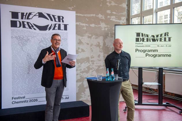 Theater der Welt 20260326 - Chemnitz: Die Festivalintenden Dr. Christoph Dittrich und Stefan Schmidtke stellten das Programm der 17. Ausgabe des Festivals Theater der Welt vor, das vom 18. Juni bis zum 5. Juli in Chemnitz stattfindet. Das von neun internationalen Kurator:innen entwickelte Programm umfasst über 30 Produktionen aus allen Kontinenten. Der Spinnbau wird eine der vor vorrangigen Spielstätten des Festivals sein.