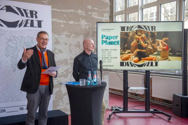 Theater der Welt 20260326 - Chemnitz: Die Festivalintenden Dr. Christoph Dittrich und Stefan Schmidtke stellten das Programm der 17. Ausgabe des Festivals Theater der Welt vor, das vom 18. Juni bis zum 5. Juli in Chemnitz stattfindet. Das von neun internationalen Kurator:innen entwickelte Programm umfasst über 30 Produktionen aus allen Kontinenten. Der Spinnbau wird eine der vor vorrangigen Spielstätten des Festivals sein.