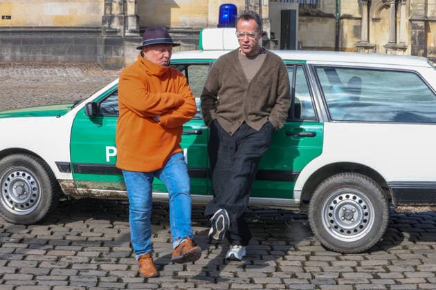 Dreharbeiten für den 50. Tatort aus Münster. Fototermin am Set. Dreharbeiten für den Münster-Tatort auf dem Domplatz. Arbeitstitel Eine Frage der Zeit. Axel Prahl, als Hauptkommissar Frank Thiel und Jan Josef Liefers, als Rechtsmediziner Prof. Karl-Friedrich Boerne. Münster, Nordrhein-Westfalen, DEU, Deutschland, 26.03.2026
