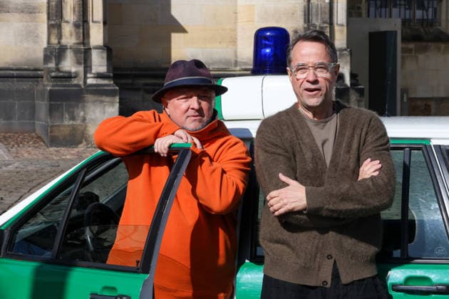 Dreharbeiten für den 50. Tatort aus Münster. Fototermin am Set. Dreharbeiten für den Münster-Tatort auf dem Domplatz. Arbeitstitel Eine Frage der Zeit. Axel Prahl, als Hauptkommissar Frank Thiel und Jan Josef Liefers, als Rechtsmediziner Prof. Karl-Friedrich Boerne. Münster, Nordrhein-Westfalen, DEU, Deutschland, 26.03.2026