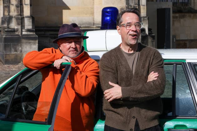Dreharbeiten für den 50. Tatort aus Münster. Fototermin am Set. Dreharbeiten für den Münster-Tatort auf dem Domplatz. Arbeitstitel Eine Frage der Zeit. Axel Prahl, als Hauptkommissar Frank Thiel und Jan Josef Liefers, als Rechtsmediziner Prof. Karl-Friedrich Boerne. Münster, Nordrhein-Westfalen, DEU, Deutschland, 26.03.2026